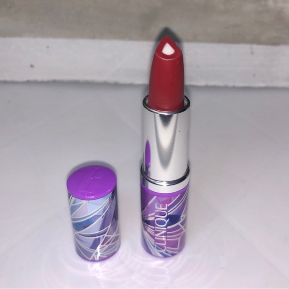 Clinique Dramatically Different Lipstick- Angel Red - Picture 2 of 6
